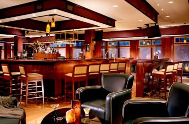 img-emerald-lounge.jpg